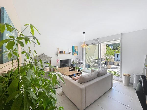 South-Facing 2-Bedroom Apartment with Sunny Terrace & Private Parking
