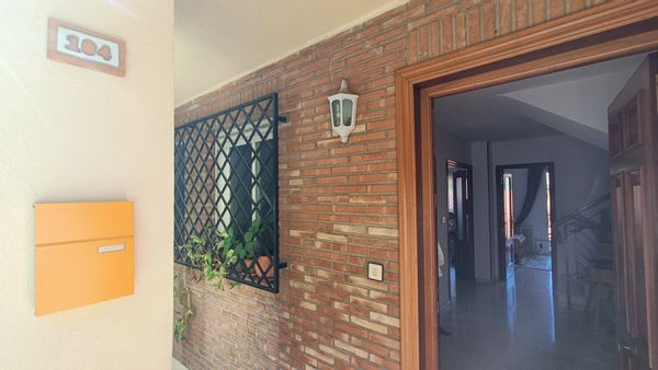 Casa familiar adosada con 3 hab + gym + piscina comunitaria a 15 min andando del centro de Granada.