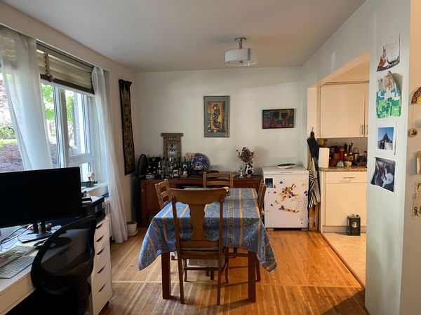 Stephanie's house is very luminous.  We are steps to Stanley Park and 5 mins to English Bay beach.