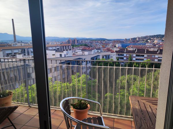 Piso de 2 dormitorios y un estudio, en una zona tranquila de Girona a 20 minutos del centro.
