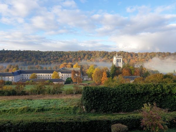 La maison de Pierrette avec un piano dans un beau village avec vue sur l'abbaye du Bec-Hellouin
