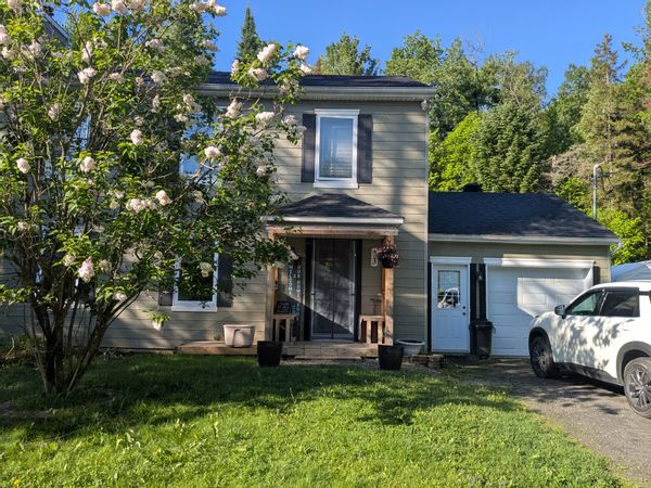 Holly's house is bright, spacious and cozy. A home away from home nestled in the Laurentians
