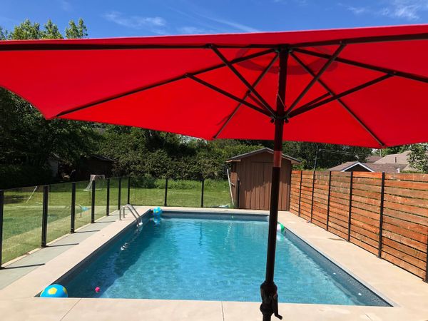 Grande cour privée et piscine creusée chauffée pour profiter pleinement de l’été.
