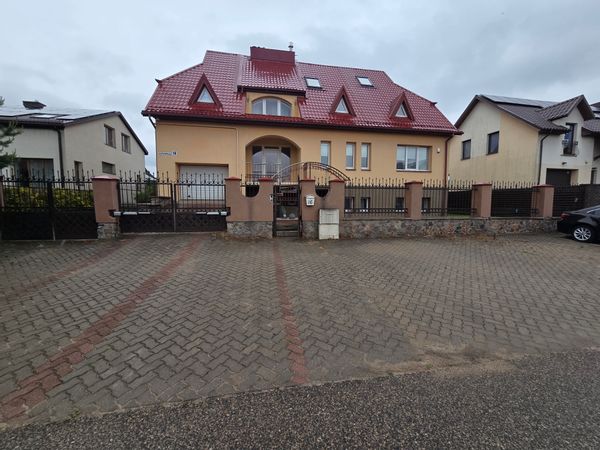 Big house, 3 floors, backyard, close to lake/river and walking paths. Close to buss stop.