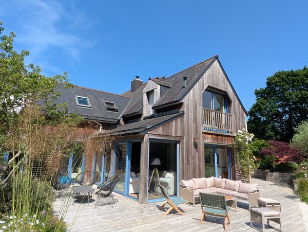 La maison de Sarah est un écrin de verdure juste à côté de la mer.