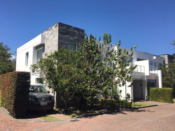 Casa con jardines y piscina en lugar exclusivo del Valle de Cumbaya