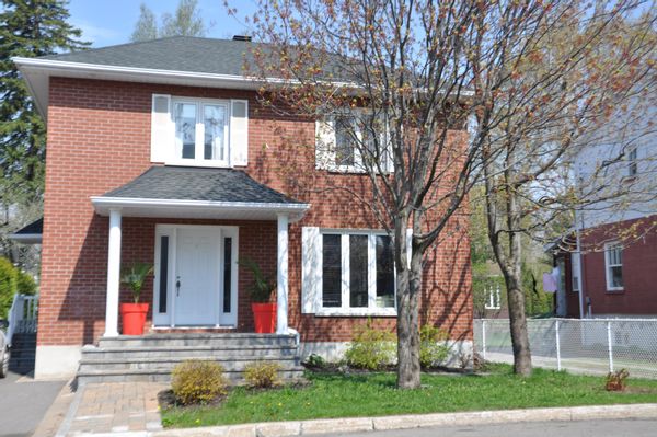 Large cottage well located near a river, a playground, private parking and yard, 10 min/downtown