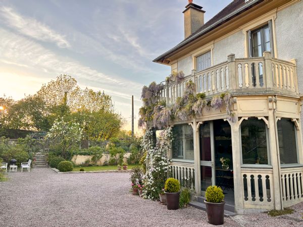 La maison de Cyrille est atypique et elle est composées de deux maisons et de plusieurs jardins.