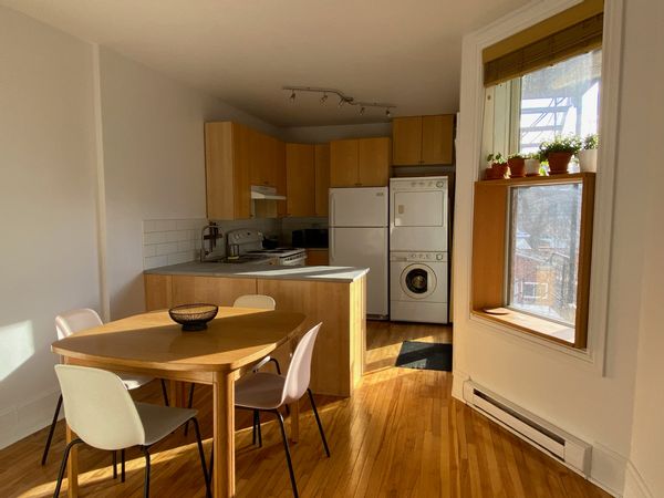 Charming family apartment near metro, cafés & Marché Jean-Talon in Montreal.