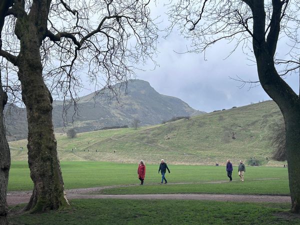 Unique Victorian flat, well-connected neighborhood just a 15-minute walk from the Royal Mile.