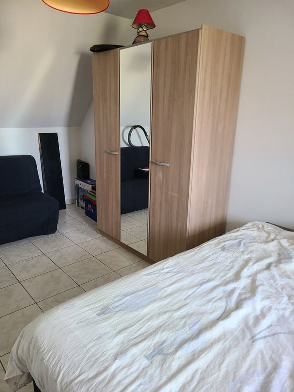 La chambre privée de Sylvie, est à l'étage avec salle de bain sur le palier et WC aussi