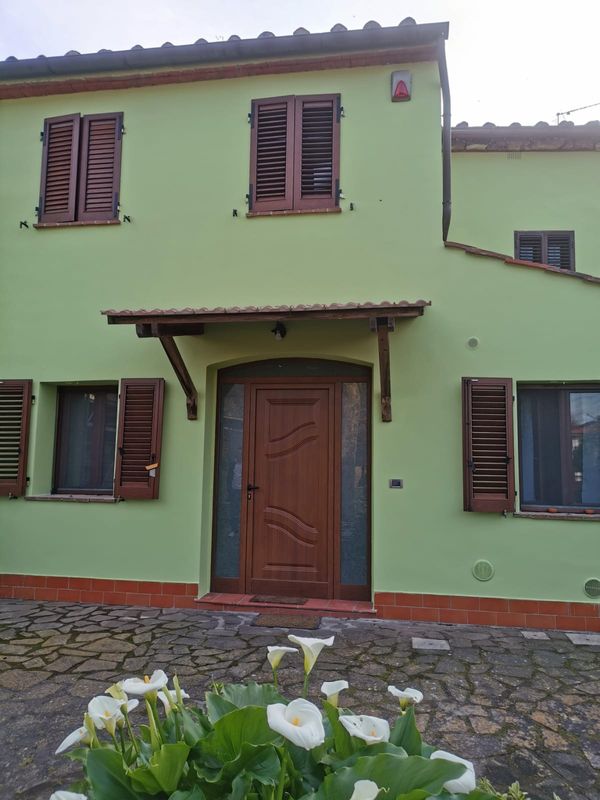 Camera con soppalco in legno e lucernario, letto una piazza e mezza e scrivania.