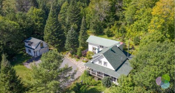 4 bedroom secluded cottage with access to hiking and snowshoe trails in the Laurentien Mountains