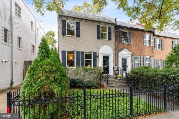 Family-friendly DC townhome with private patio & parking near historic Georgetown