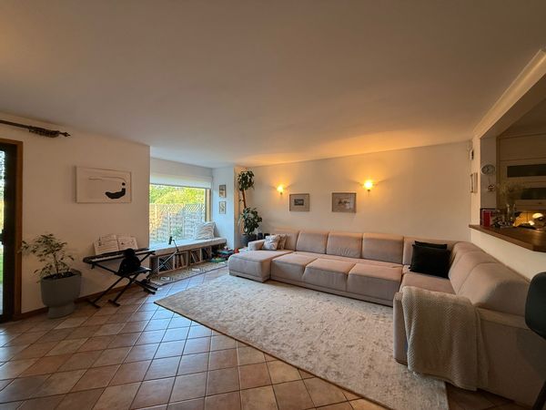 Comfortable Family Home in Warsaw – Fireplace, Garage & Easy Access to City Attractions