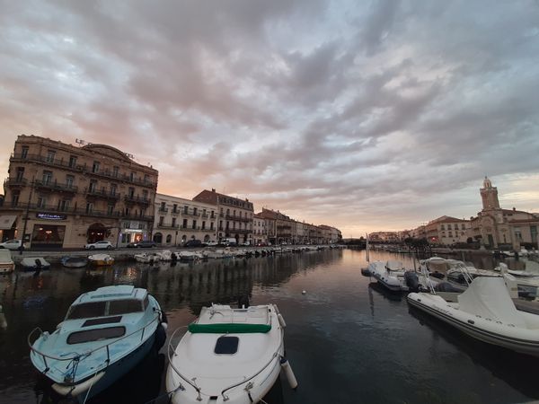Tout proche du centre ville et en bord de canal !