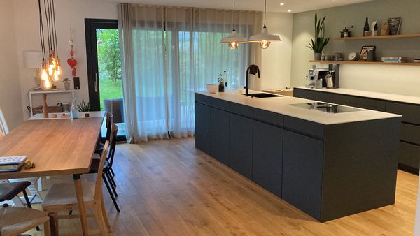 neues Familienhaus von Marion, Simon, Max & Elia, am Bach in Quartierstrasse/Sackgasse