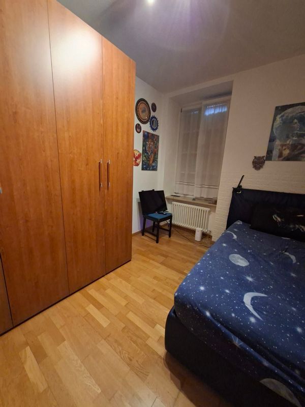 Stanza provata con armadio, letto matrimoniale e tv