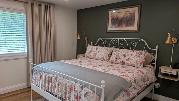 Large bedroom in quiet East Hamilton "Mountain" home