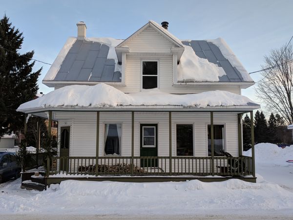 Lisandre's house has a lot of natural lights and is in the middle of a very friendly little town