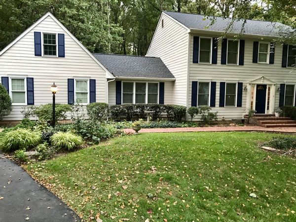Large Reston, Va home backing to woods and trails, close to metro, shopping, restaurants & airport.