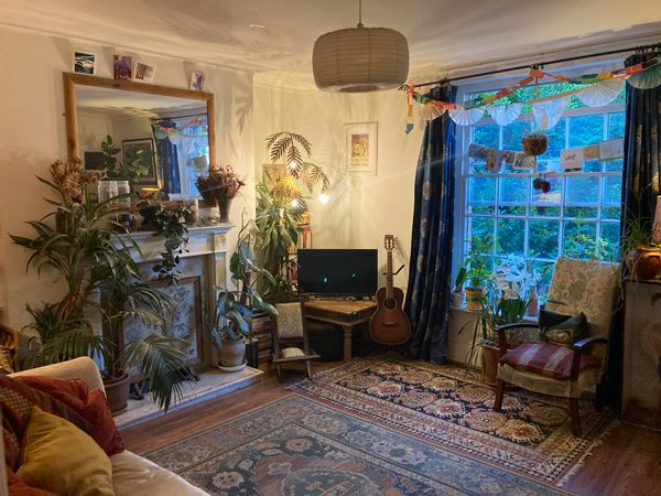 Spacious family house in the heart of Winchester with two parking spaces.