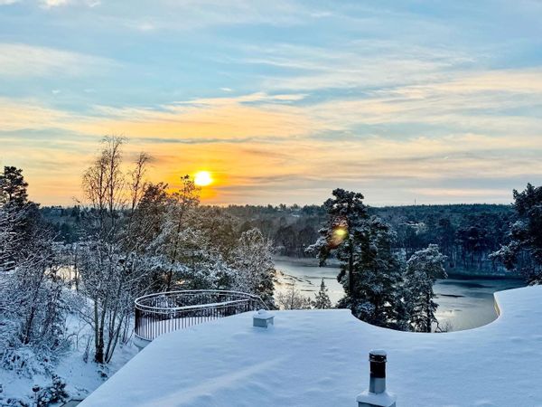 Högt soligt med sjöutsikt