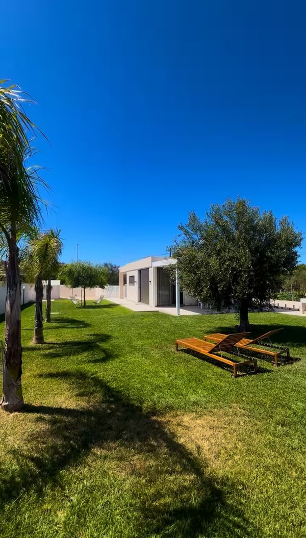 Casa fronte mare ideale per famiglie: giardino privato, due camere, tramonto, parcheggio recintato.