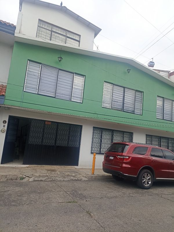 es una casa privada de tamaño, yo diría más bien chico, pero muy bien distribuida, cerca del centro