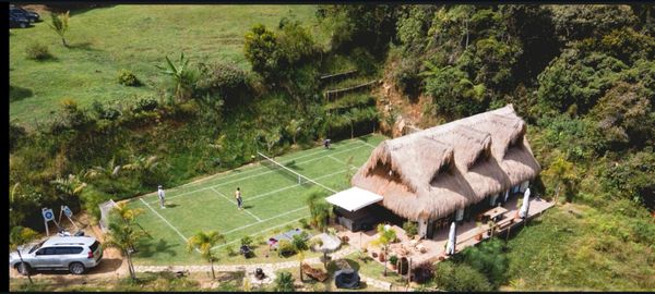 Casa de montaña dentro de los bosques de la zona de reserva natural del lago de Guatapé cancha tenis
