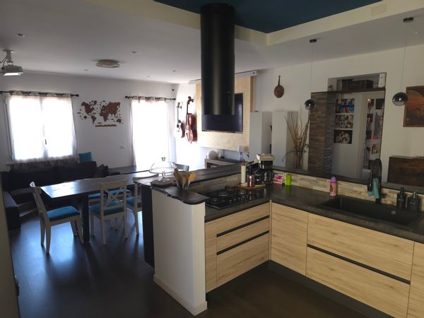 Casa in zona centrale di un paese tranquillo e vivace al contempo. Adatta ad ogni età.