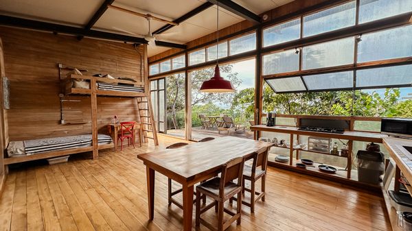 Curcuhouse. Ocean view, tropical architecture, 3 minute walk to the beach, exhuberant nature, relax.