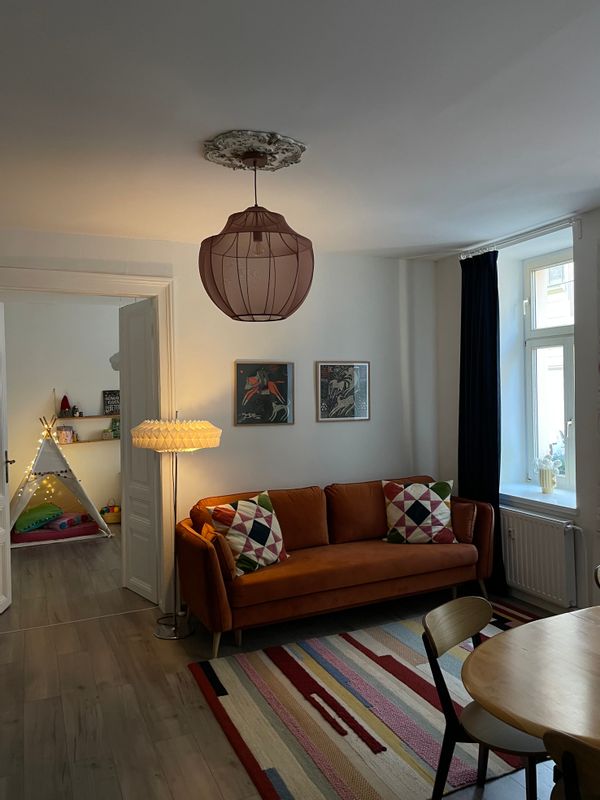 Cozy vintage 3-room flat. Quiet area, cafés, restaurants, market. 15 min to center, U2 3 min.