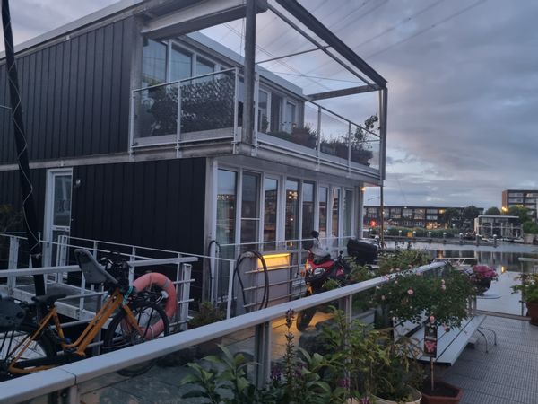 Het huis van Petra en Mark is een comfortabele waterwoning met heerlijk terras op Ijburg- Amsterdam.