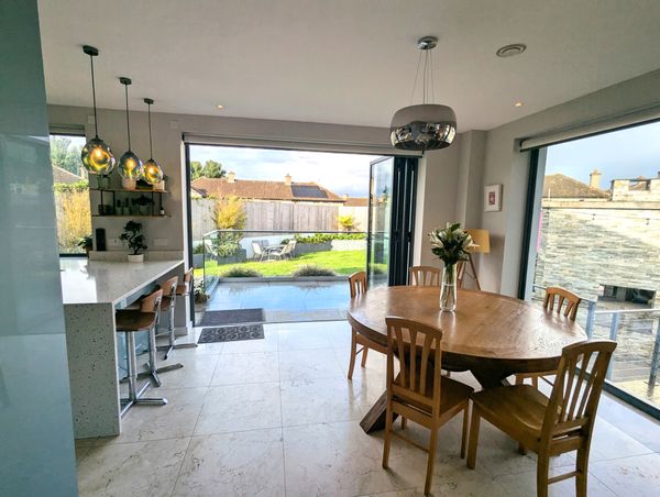 Bright & Spacious Dalkey Retreat - Walk to Beach, Train & Village Life