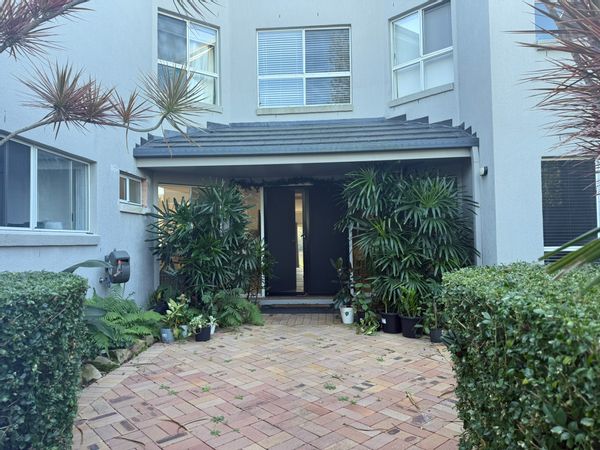 Harriet's house is great for a large family, close Gold coast theme parks, on the golf course