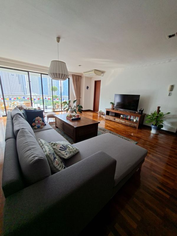 4-bedroom luxury apartment with stunning Twin Towers views, prime KLCC location, balcony & 4 baths.