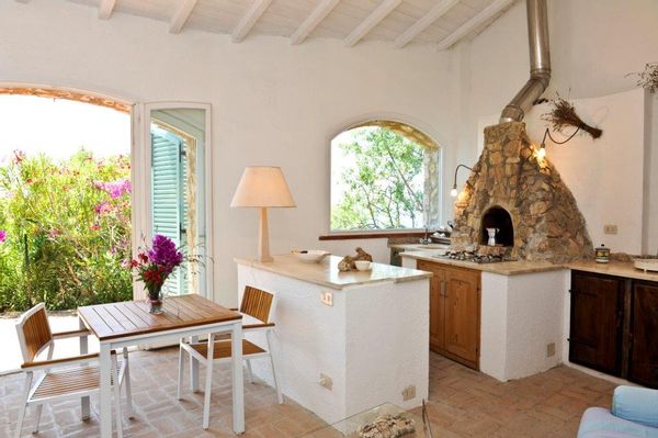 Casa in pietra fronte mare