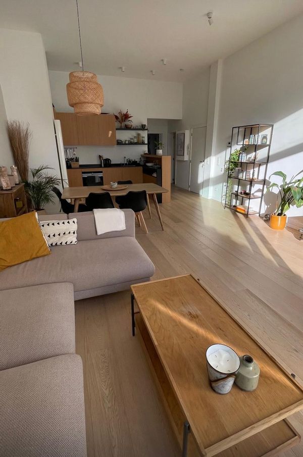 Bright and charming apartment located in lively Châtelain neighborhood.