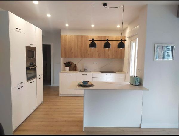 Casa de Monica: Tengo tres habitaciones, con dos baños, cocina abierta con el salon y dos balcones.