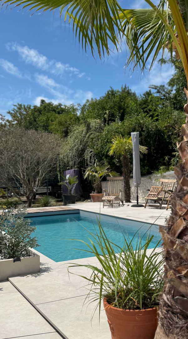 Maison en pierre au bord de l’océan