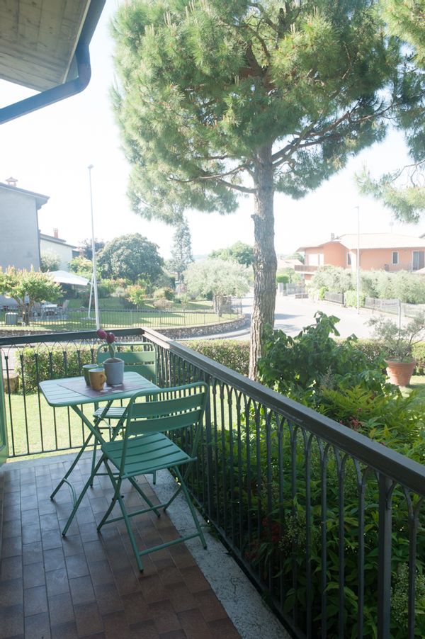Bright home between Verona and Lake Garda with balcony and free parking lots nearby.