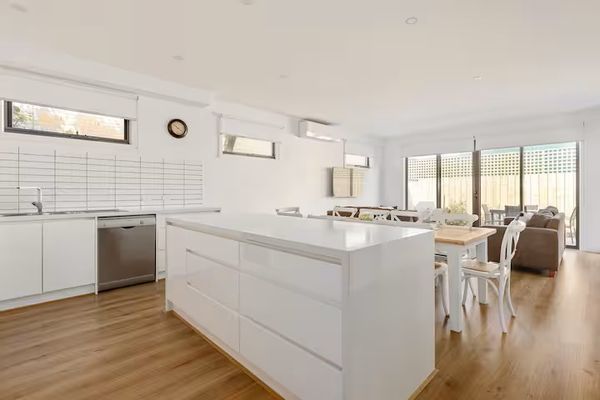 Clean, modern, spacious and 200m walk to the beach