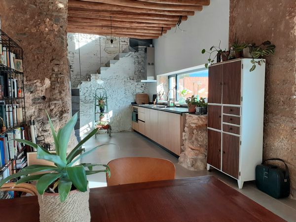 La casa de Celia está en un tranquilo pueblo, a 3 km del centro de Granada, a los pies de la montaña