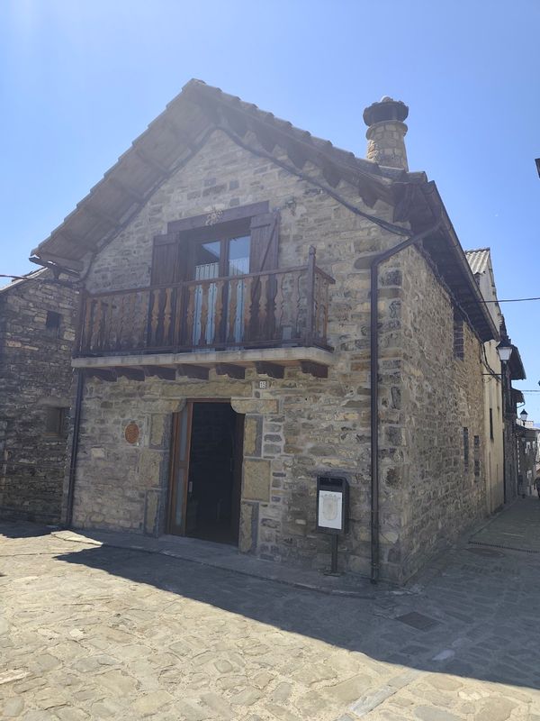 CASA arquitectura tradicional,  en piedra y madera, restaurada.  En Aisa (Jacetania).