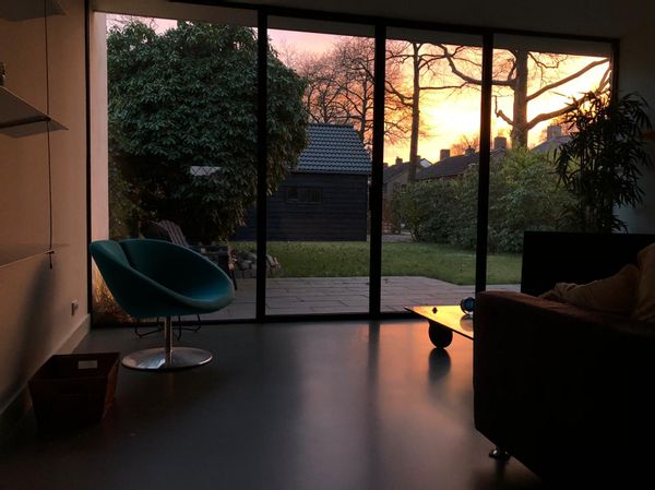 2 onder 1 kap met moderne lichte woonkamer en tuin op het zuiden