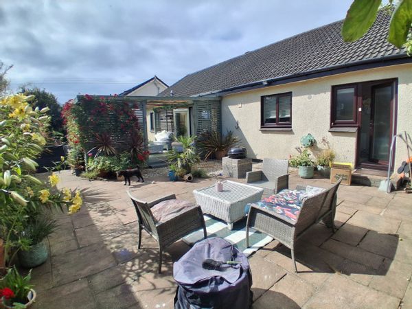 Gateway to Islands, Golf and Glasgow. Lovely private garden.
