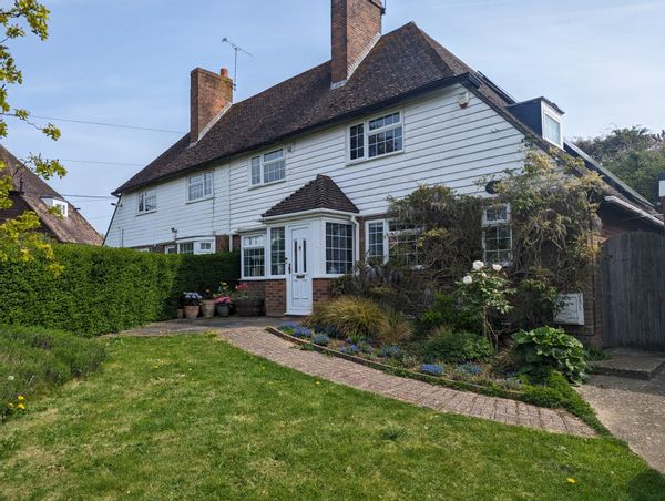 Beautiful Kent Getaway /4 bed spacious home with big sunny garden and pond.