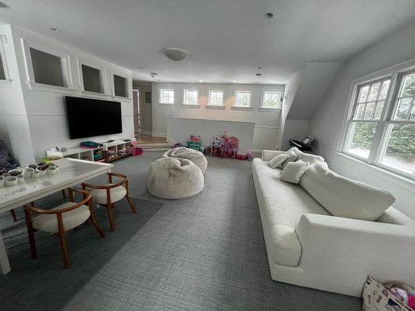 NYC beach house and gorgeous town. Train directly to Grand Central Station (45 min)