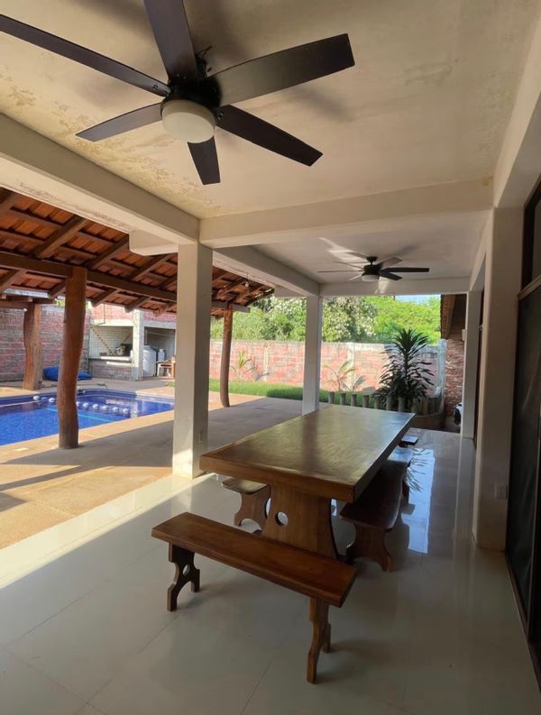 Casa a 1 km de la playa de Troncones.  Alberca privada. Espacios amplios y al aire libre